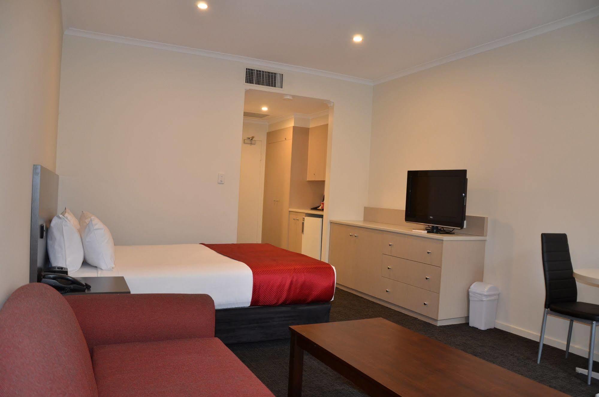 Quality Hotel Manor Mitcham Exterior photo